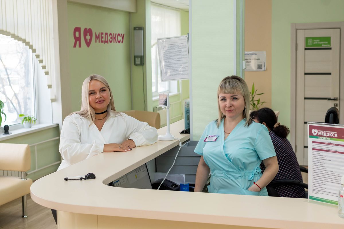 Стойка регистрации клиники МЕДЭКСА